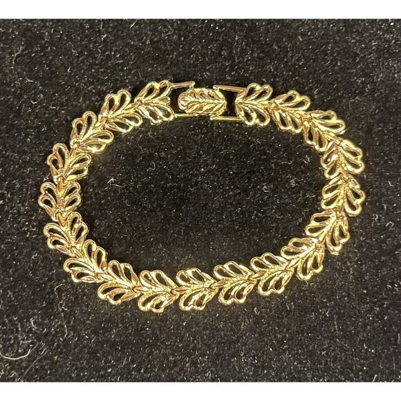 Goldtone Leaf Style 7” Bracelet Elegant - Picture 1 of 3